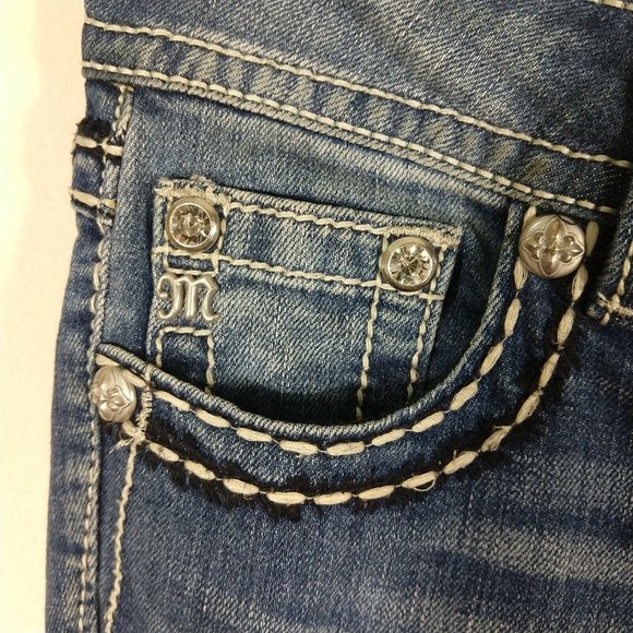 Miss Me Mid Rise Cuffed Capri Jeans Medium Wash Whiskering through Thighs 29"X22 - Picture 5 of 9